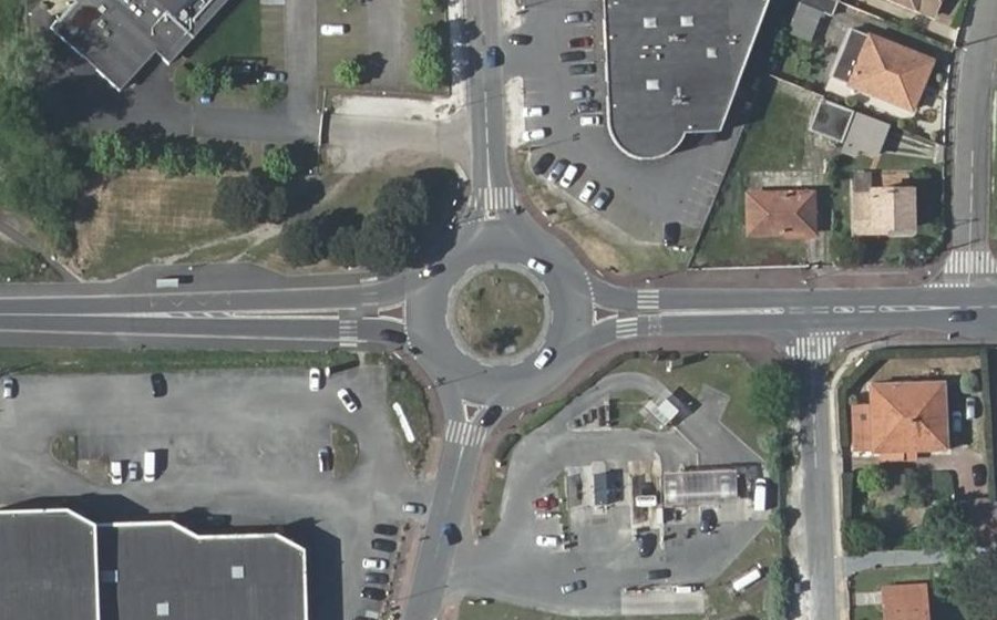 Vue aérienne du Rond-point anonyme n°25440142