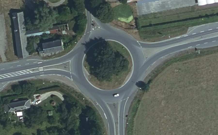 Vue aérienne du Rond-point anonyme n°25440349