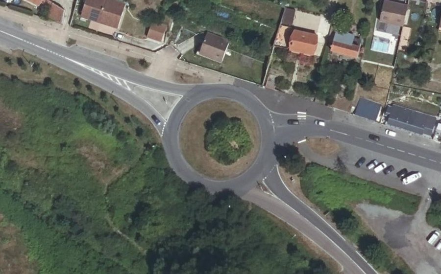 Vue aérienne du Rond-point anonyme n°25441279