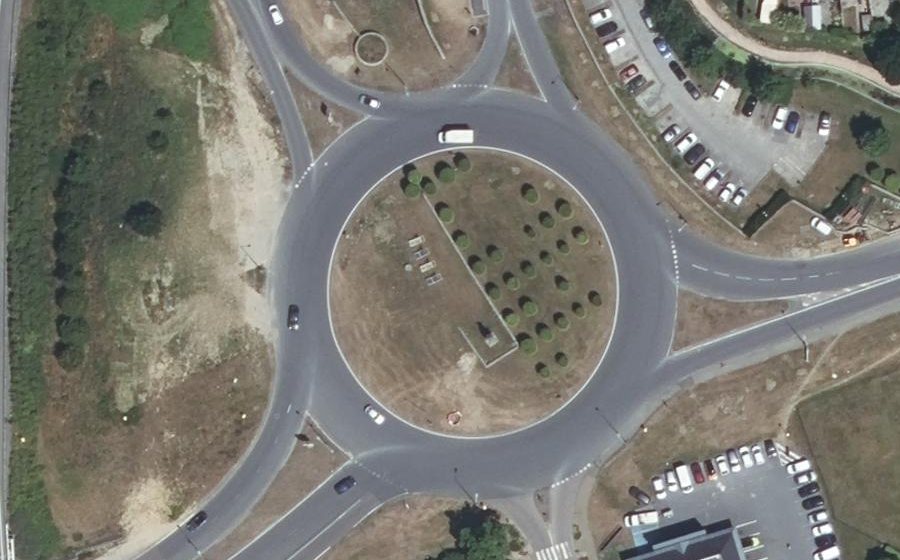 Vue aérienne du Rond-point anonyme n°25441281