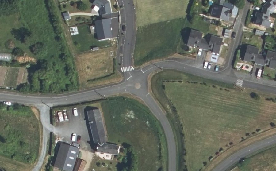 Vue aérienne du Rond-point anonyme n°254415928