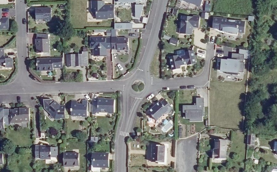 Vue aérienne du Rond-point anonyme n°254419559