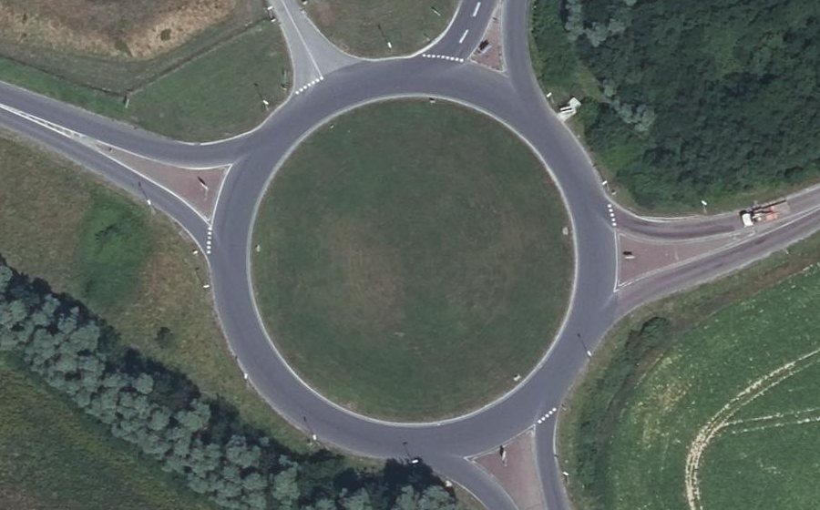 Vue aérienne du Rond-point anonyme n°25442479