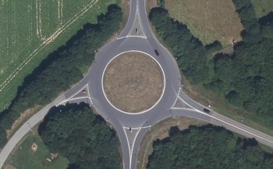 Vue aérienne du Rond-point anonyme n°25442481