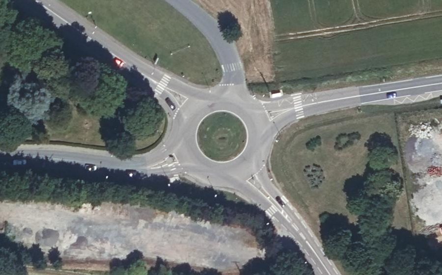 Vue aérienne du Rond-point anonyme n°25442488