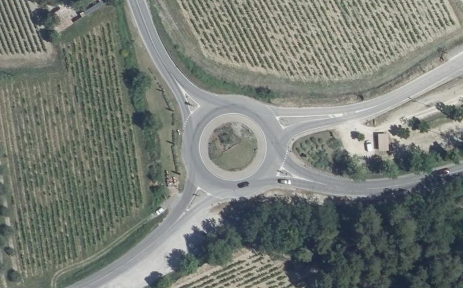 Vue aérienne du Rond-point anonyme n°25443348