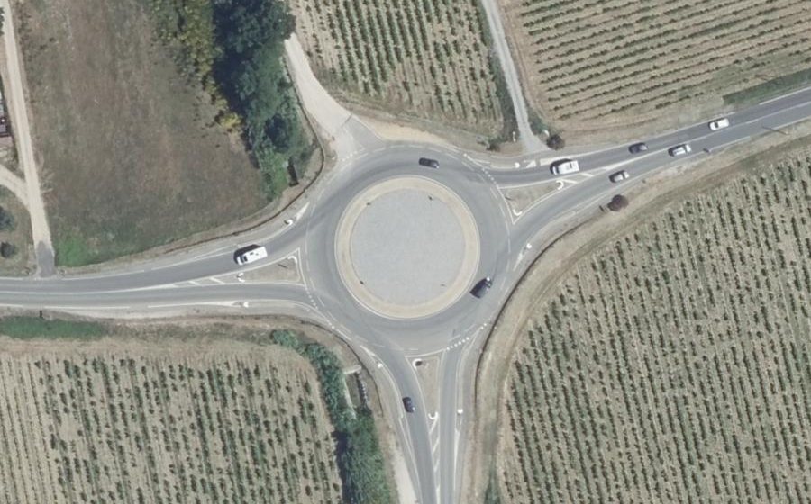 Vue aérienne du Rond-point anonyme n°25443352