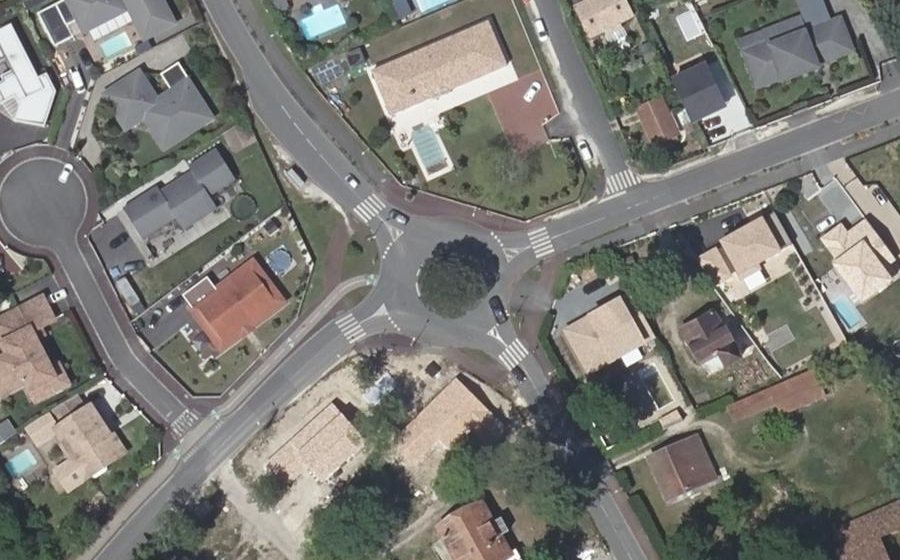 Vue aérienne du Rond-point anonyme n°25443453