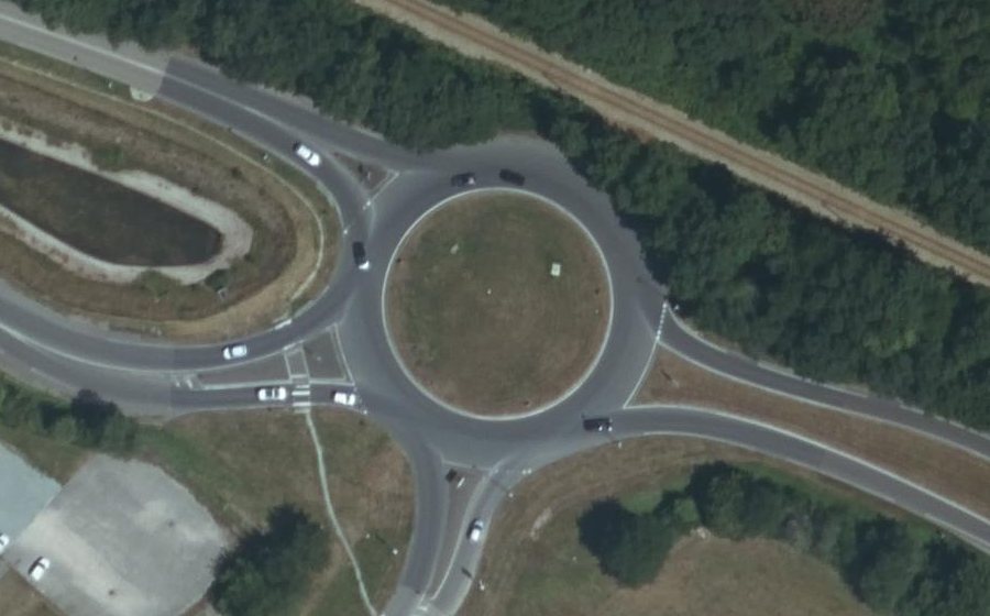 Vue aérienne du Rond-point anonyme n°25443498