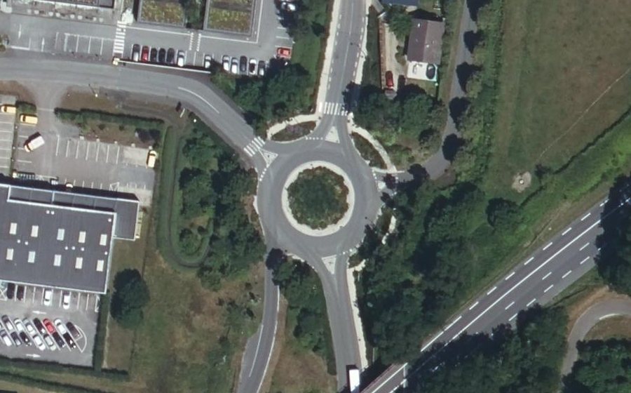 Vue aérienne du Rond-point anonyme n°25443933