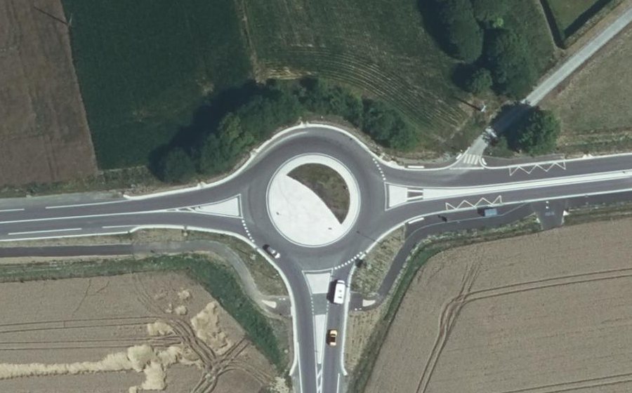 Vue aérienne du Rond-point anonyme n°25444258