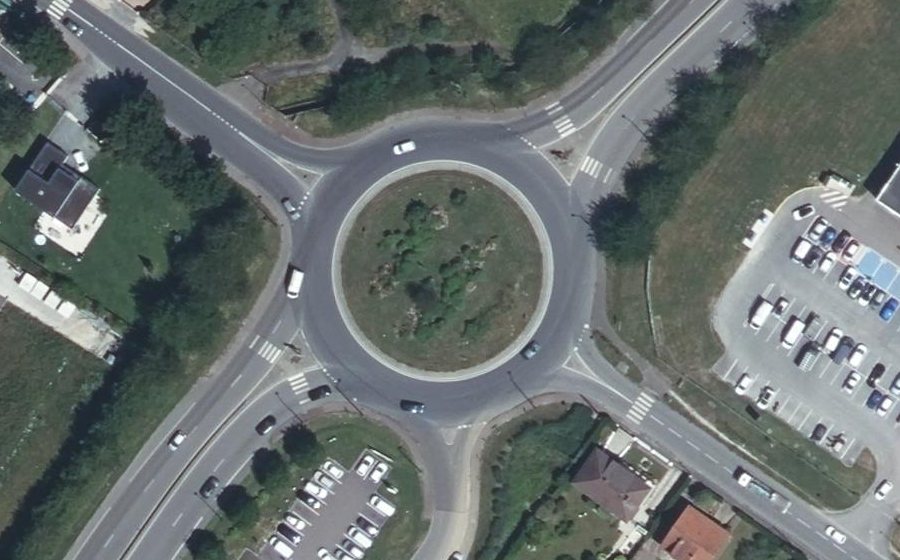 Vue aérienne du Rond-point anonyme n°25445064