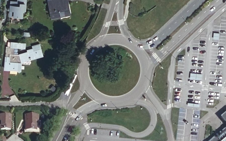 Vue aérienne du Rond-point anonyme n°25445079