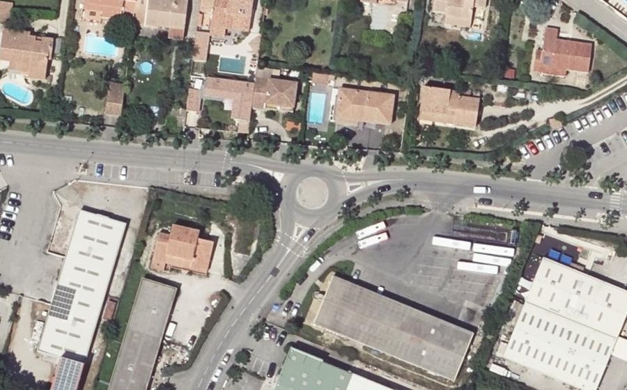 Vue aérienne du Rond-point anonyme n°25447216