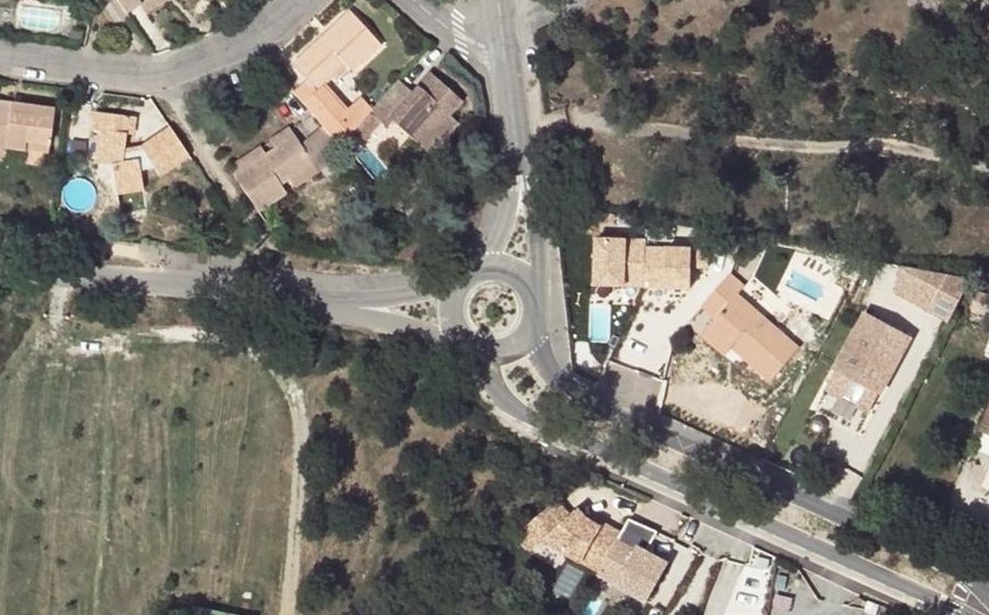 Vue aérienne du Rond-point anonyme n°25447224