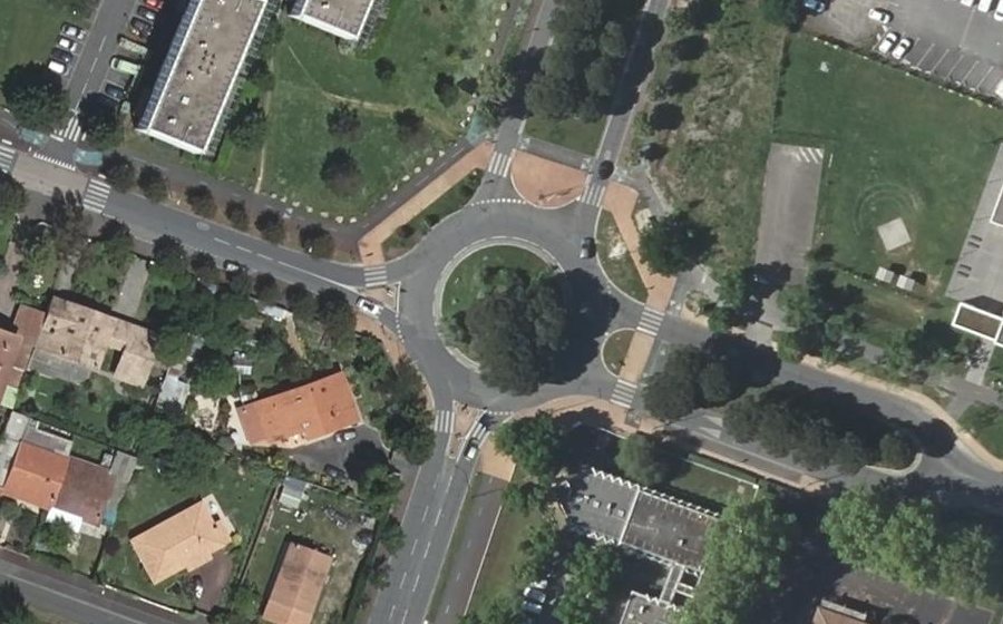 Vue aérienne du Rond-point anonyme n°25452896