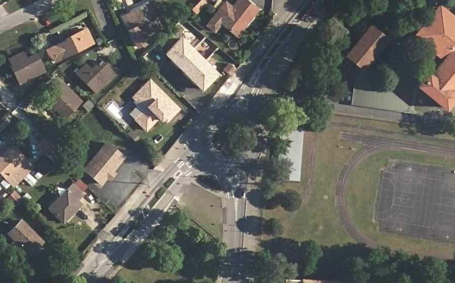Vue aérienne du Rond-point anonyme n°254533479