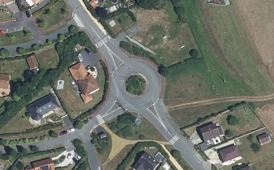 Vue aérienne du Rond-point anonyme n°25454846
