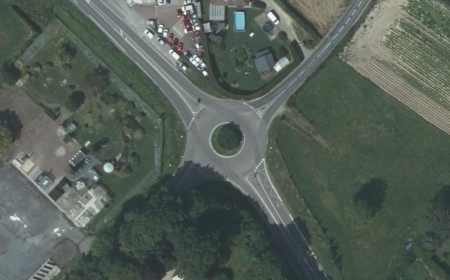 Vue aérienne du Rond-point anonyme n°25455043