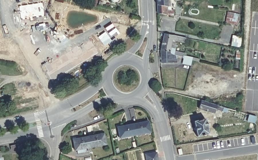 Vue aérienne du Rond-point anonyme n°254617091