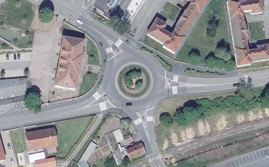 Vue aérienne du Rond-point anonyme n°25461956