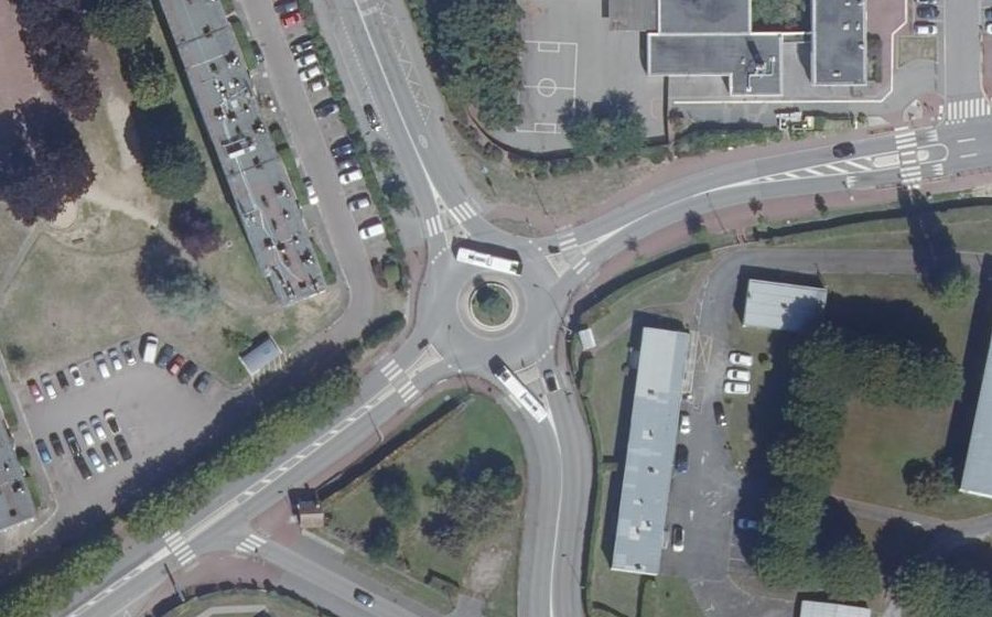 Vue aérienne du Rond-point anonyme n°254622420