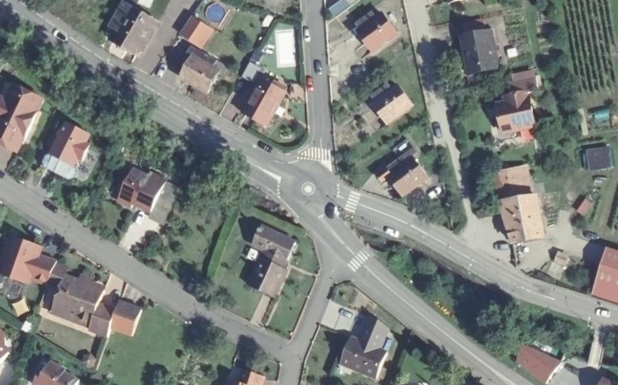 Vue aérienne du Rond-point anonyme n°254659403