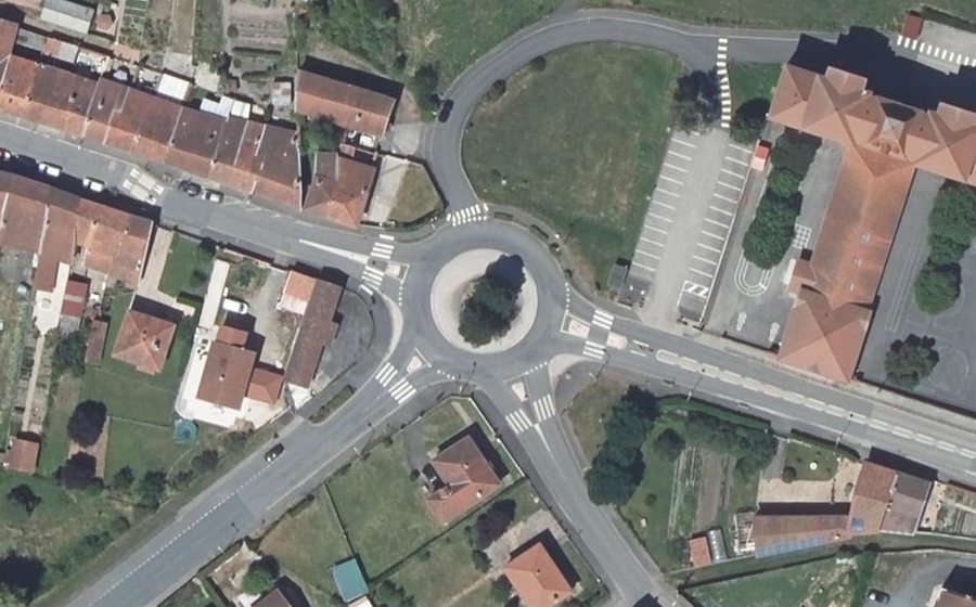 Vue aérienne du Rond-point anonyme n°254669366