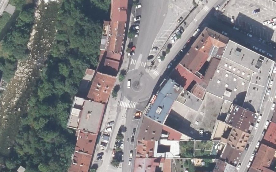 Vue aérienne du Rond-point anonyme n°25469350