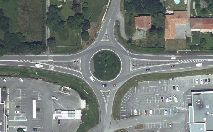 Vue aérienne du Rond-point anonyme n°25477172