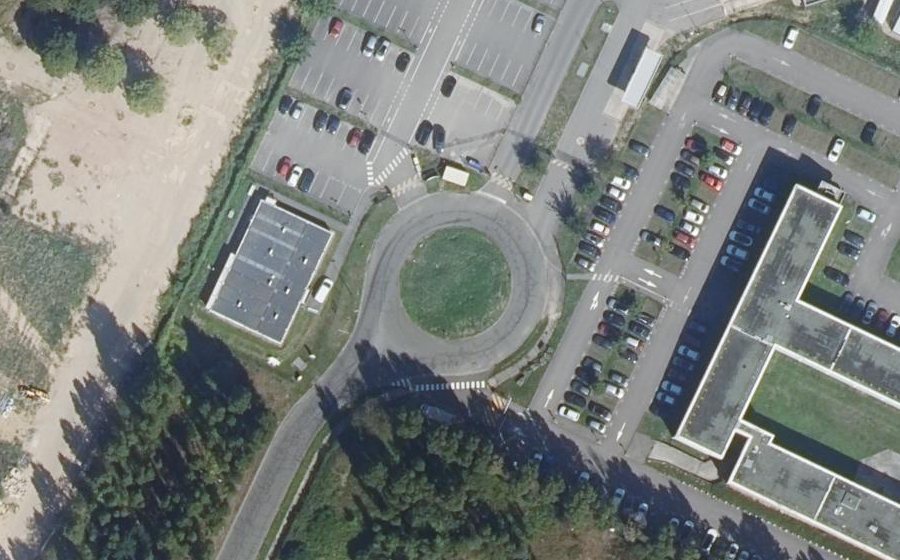 Vue aérienne du Rond-point anonyme n°254786241