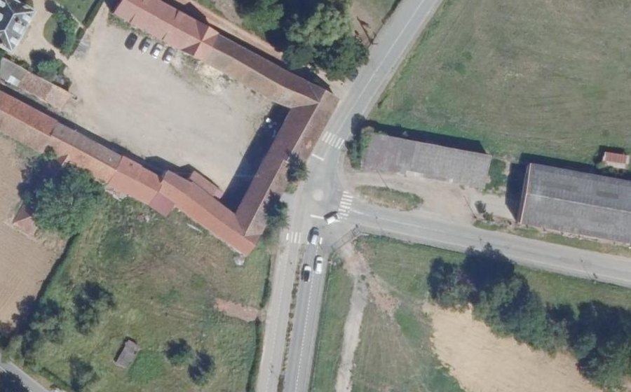 Vue aérienne du Rond-point anonyme n°254813363