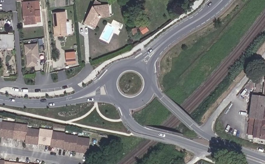 Vue aérienne du Rond-point anonyme n°254817798