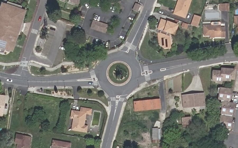 Vue aérienne du Rond-point anonyme n°25485778