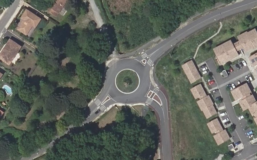 Vue aérienne du Rond-point anonyme n°25485792