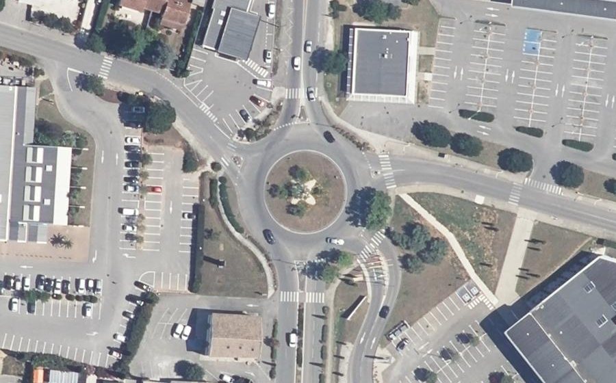 Vue aérienne du Rond-point anonyme n°254860573