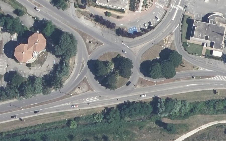 Vue aérienne du Rond-point anonyme n°254860576