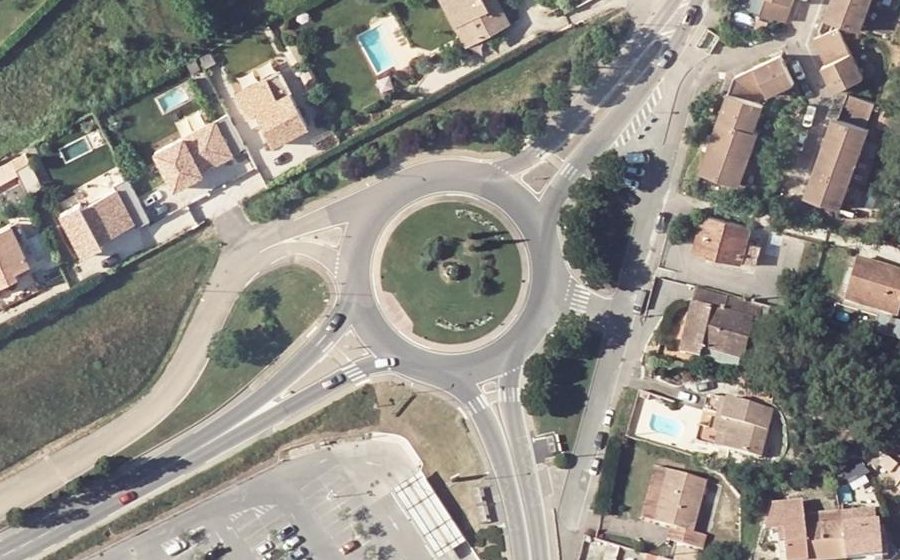 Vue aérienne du Rond-point anonyme n°25489300