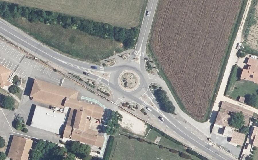Vue aérienne du Rond-point anonyme n°254894134