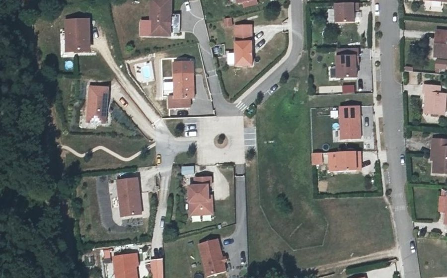 Vue aérienne du Rond-point anonyme n°254912864