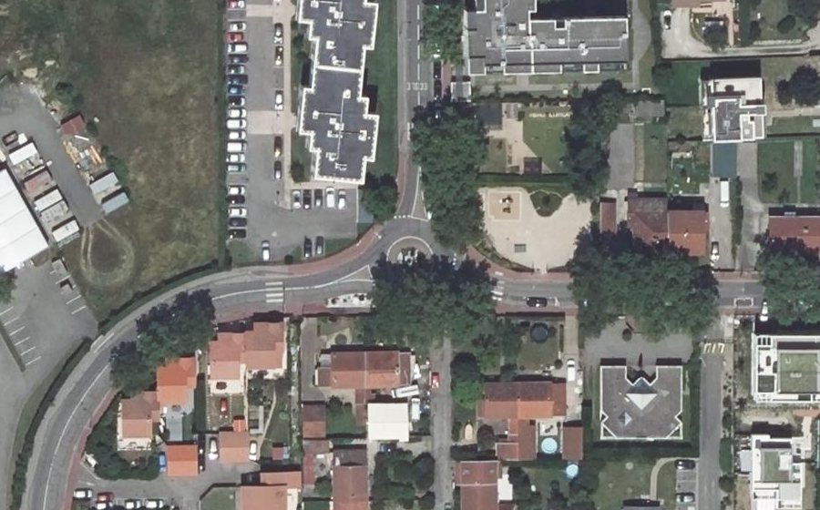 Vue aérienne du Rond-point anonyme n°254916167