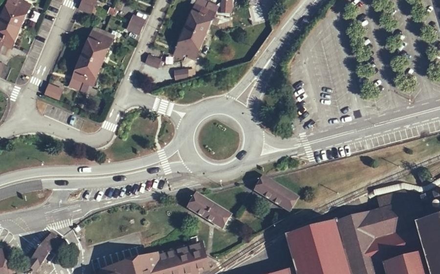 Vue aérienne du Rond-point anonyme n°254941367