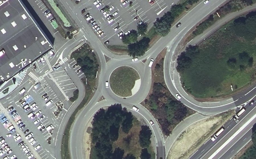 Vue aérienne du Rond-point anonyme n°25494567