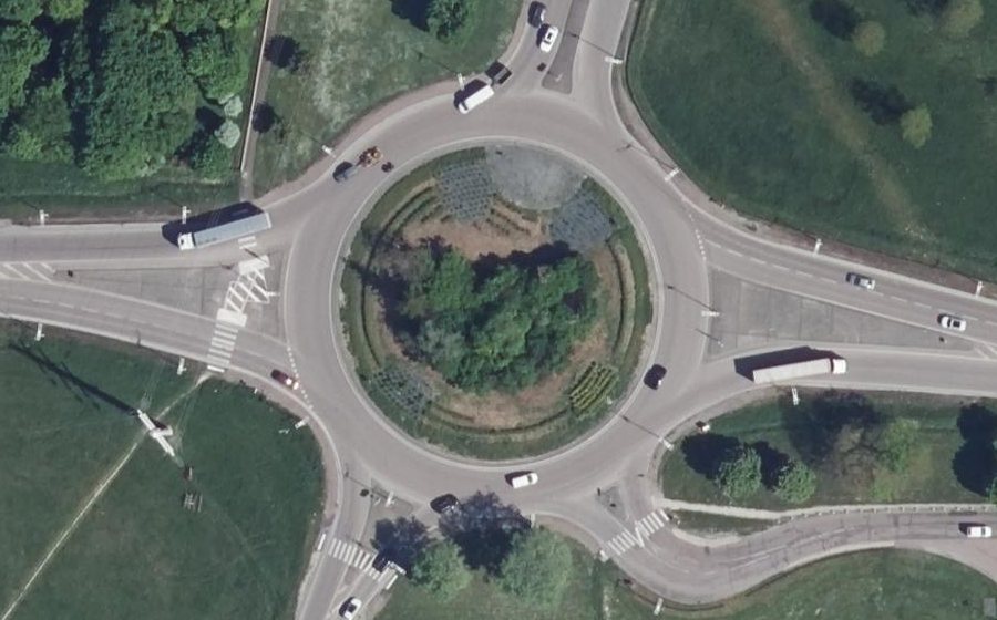 Vue aérienne du Rond-point anonyme n°25497311