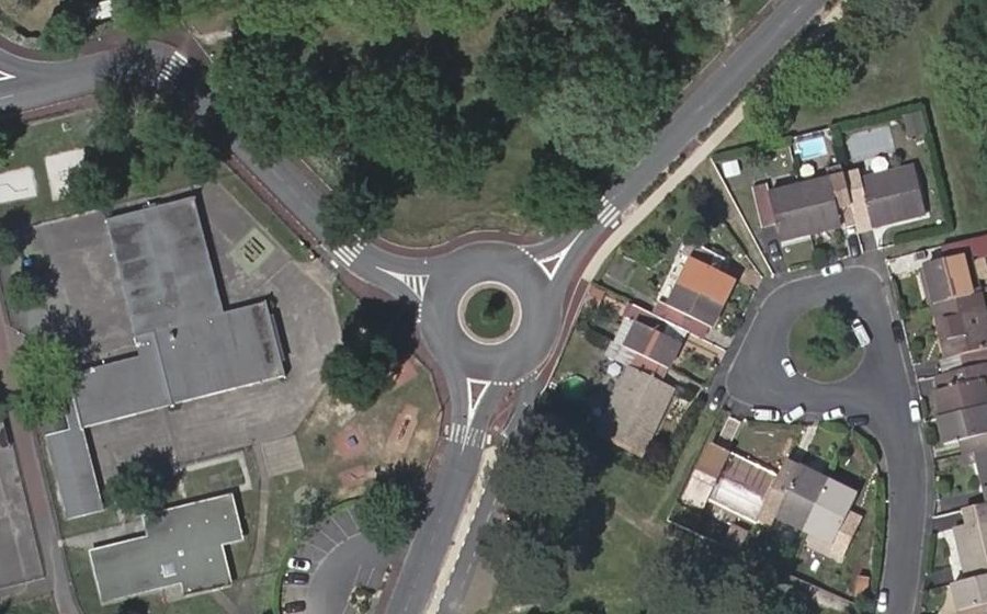 Vue aérienne du Rond-point anonyme n°25497619