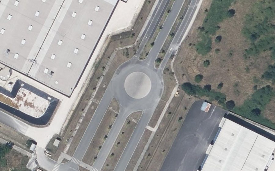 Vue aérienne du Rond-point anonyme n°254993823