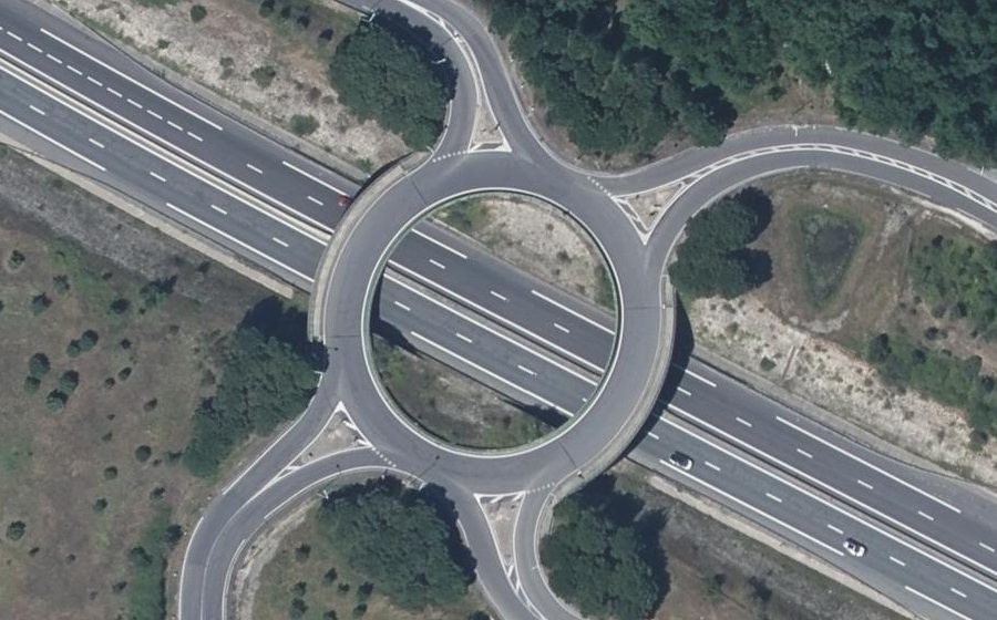 Vue aérienne du Rond-point anonyme n°254994012