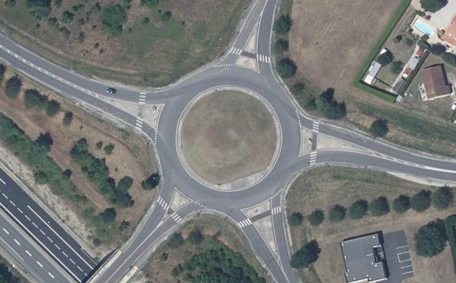 Vue aérienne du Rond-point anonyme n°254994577