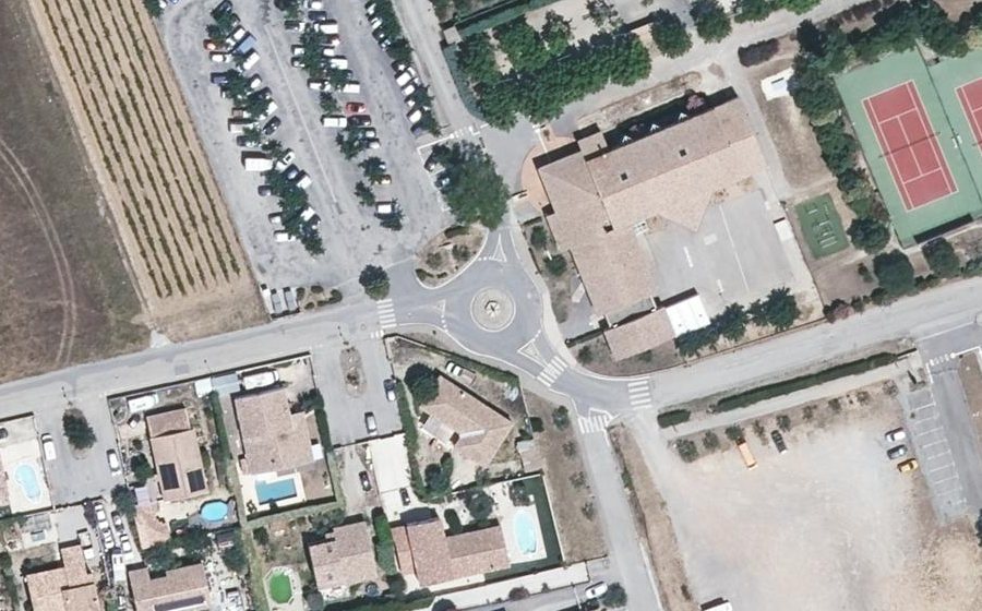 Vue aérienne du Rond-point anonyme n°255016614