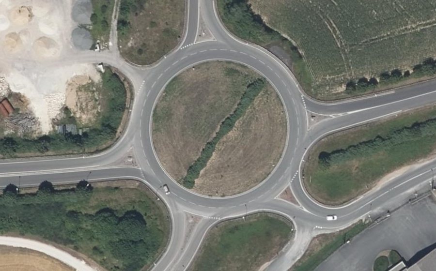 Vue aérienne du Rond-point anonyme n°25502668